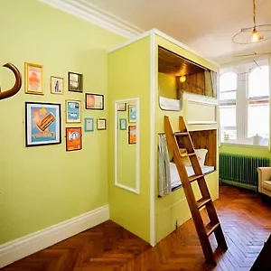 Hostel Mrs Potts, Κάρντιφ
